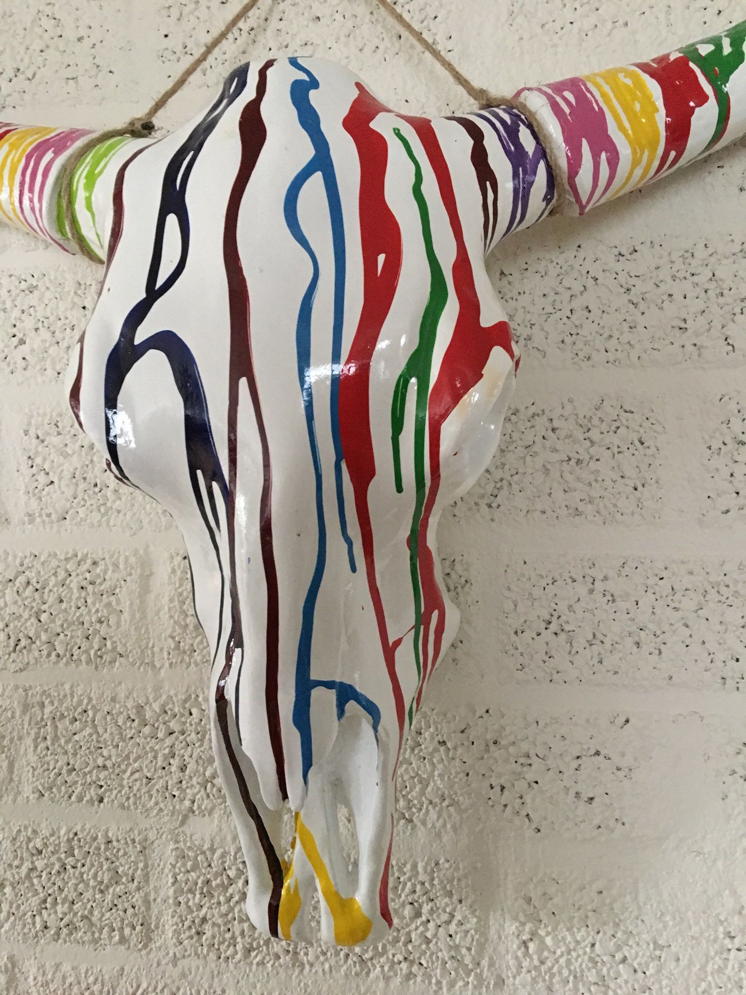 Stierschädel aus Polystone mit Hörnern und viel Farbe